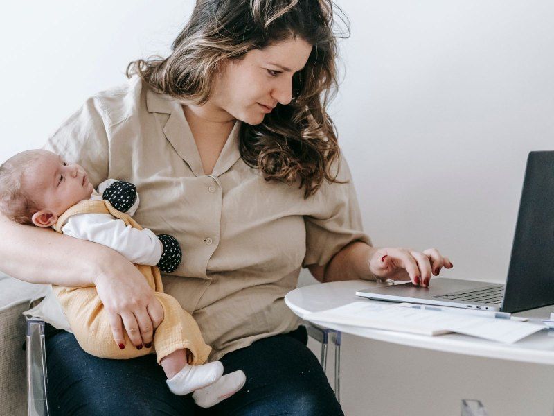 Mãe em casa com o bebê