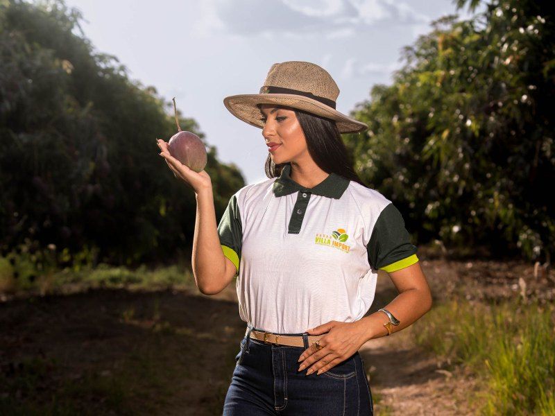 Mulher trabalhando na lavoura